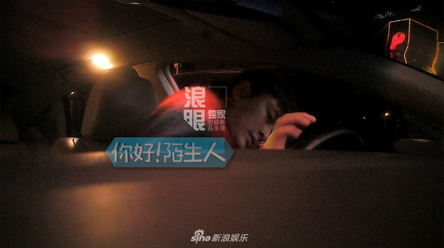 组图：贾乃亮深夜聚会遇新手女司机 亲自帮挪车称“我的问题”