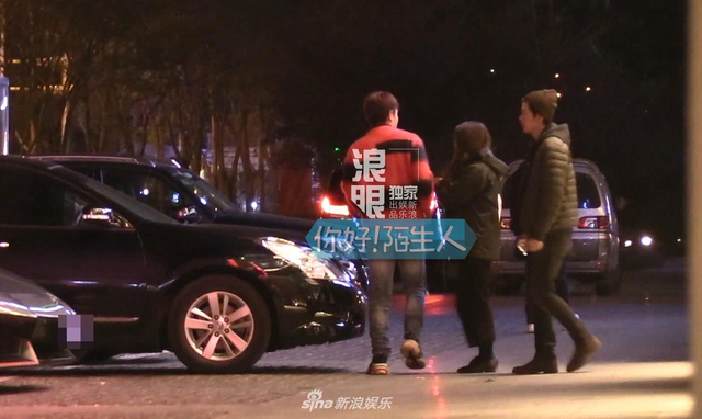 组图：贾乃亮深夜聚会遇新手女司机 亲自帮挪车称“我的问题”