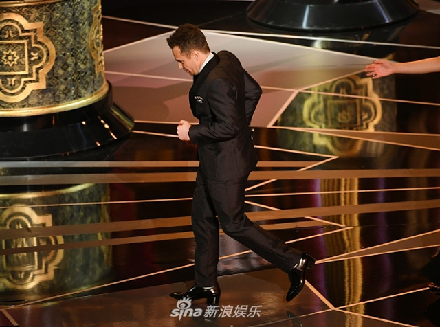 组图:山姆·洛克威尔获奥斯卡最佳男配角 激动将金人先放一旁