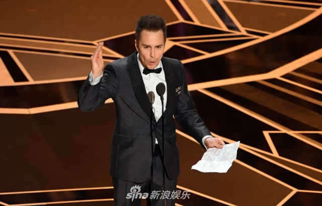 组图:山姆·洛克威尔获奥斯卡最佳男配角 激动将金人先放一旁