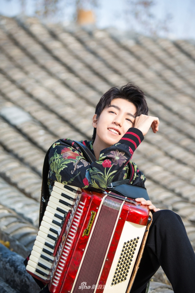 组图：王俊凯杂志开年双封曝光 少年气息碰撞时尚演绎双面本色