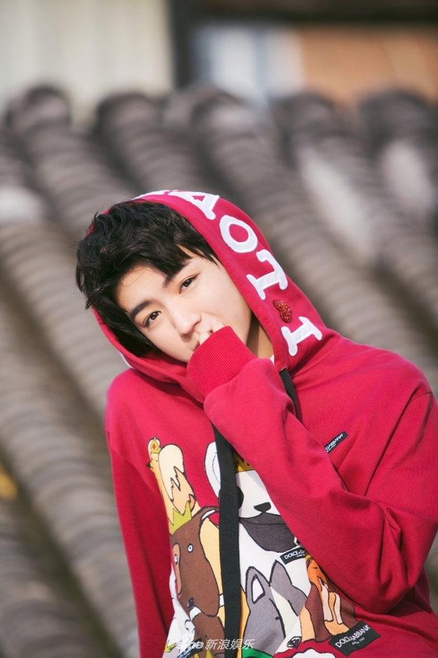 组图：王俊凯杂志开年双封曝光 少年气息碰撞时尚演绎双面本色