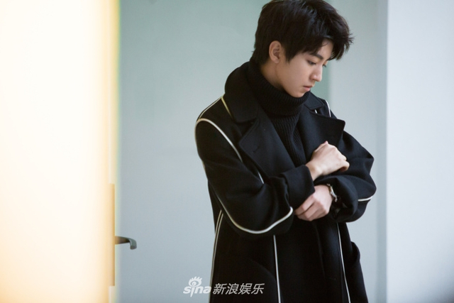 组图：王俊凯杂志开年双封曝光 少年气息碰撞时尚演绎双面本色