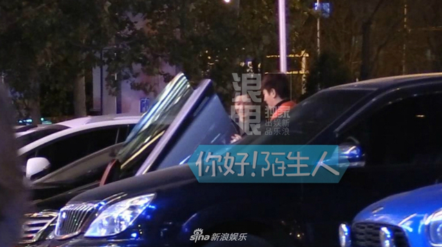 组图：贾乃亮深夜聚会遇新手女司机 亲自帮挪车称“我的问题”