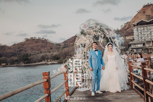 组图：杨烁王黎雯婚礼现场照曝光 新郎新娘誓言动人深情落泪