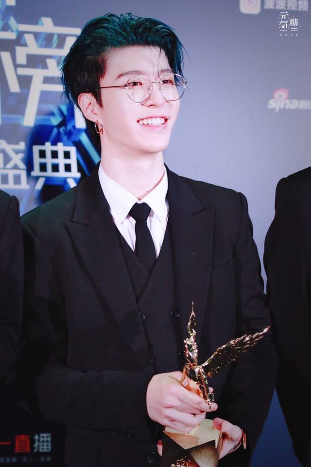 范丞丞绿发抢眼西装帅气