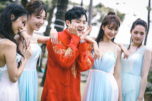 组图：付辛博颖儿婚礼迎亲现场甜吻 朴实真挚泪洒现场