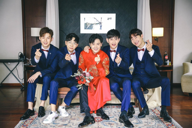 组图：付辛博颖儿婚礼迎亲现场甜吻 朴实真挚泪洒现场