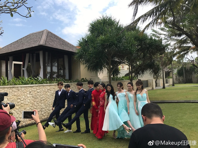 组图：付辛博颖儿婚礼迎亲现场甜吻 朴实真挚泪洒现场