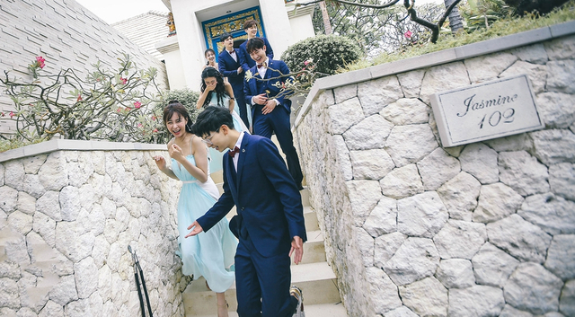 组图：付辛博颖儿婚礼迎亲现场甜吻 朴实真挚泪洒现场