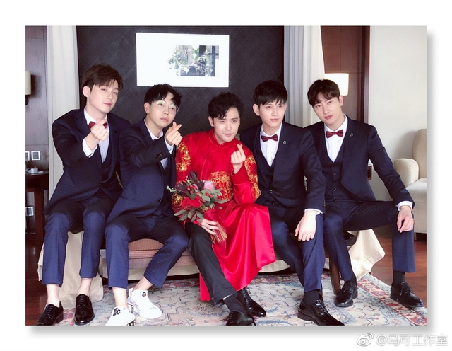 组图：付辛博颖儿婚礼迎亲现场甜吻 朴实真挚泪洒现场