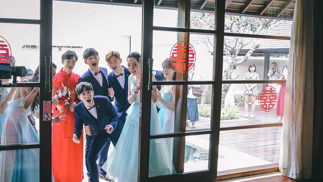 组图：付辛博颖儿婚礼迎亲现场甜吻 朴实真挚泪洒现场