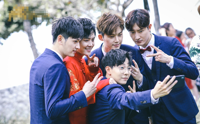 组图：付辛博颖儿婚礼迎亲现场甜吻 朴实真挚泪洒现场