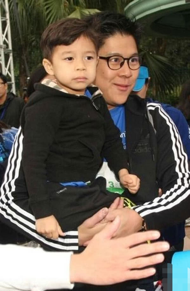 霍启刚儿童节独自带儿子出街 亲自排队超接地气