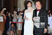 林志玲婚礼现场曝光!短发穿拖地白纱挽父亲手出场