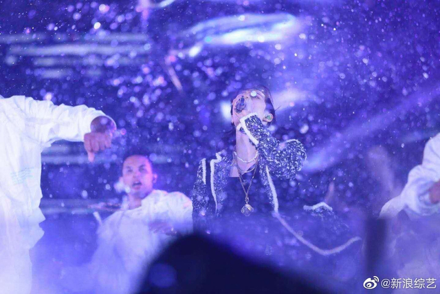 组图:2020跨年名场面!TF合体王一博水中唱跳肖战张艺兴合唱