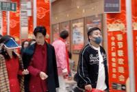 肖战谢娜《春晚进行时》 一路热聊同穿红色系服装年味儿足