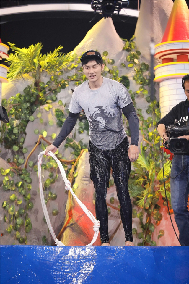 《王牌》王源"劈叉"秒答引惊呼 跑男家族遭刁难