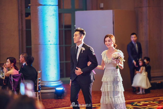 组图:阿娇婚礼现场照曝光超美 被赖弘国亲吻额头说誓言感动落泪