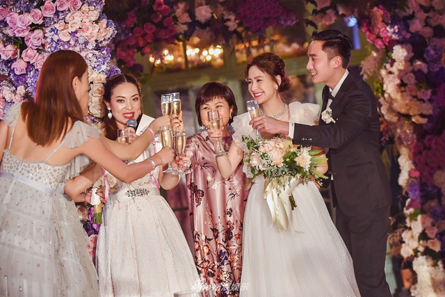 组图:阿娇婚礼现场照曝光超美 被赖弘国亲吻额头说誓言感动落泪