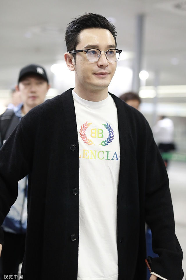 黄晓明穿黑色开衫配白t现身机场 戴眼镜抿嘴卖萌斯文帅气_新浪图片