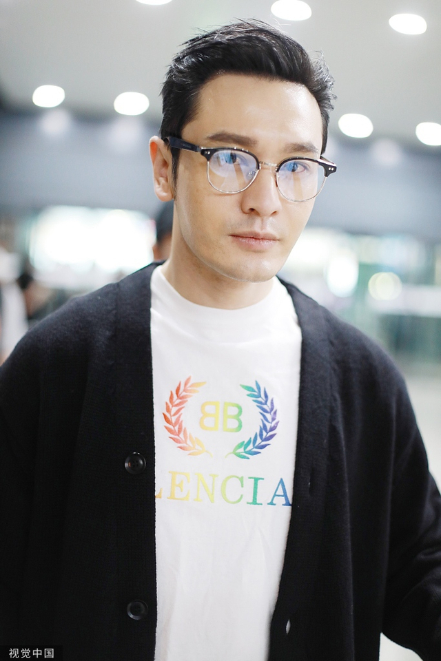 黄晓明穿黑色开衫配白t现身机场 戴眼镜抿嘴卖萌斯文帅气_新浪图片