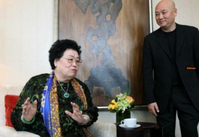 组图:“唐僧”与陈丽华结婚28年恩爱如初 搂腰搀扶擦汗超贴心