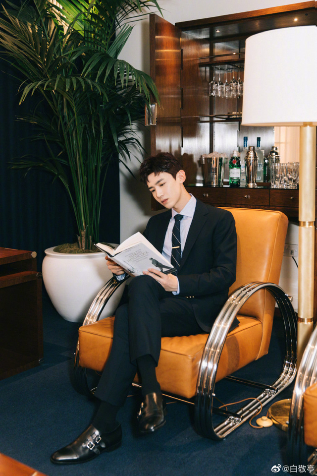 白敬亭西装绅士帅气大长腿吸睛 阳光洒脸上现唯美侧颜杀