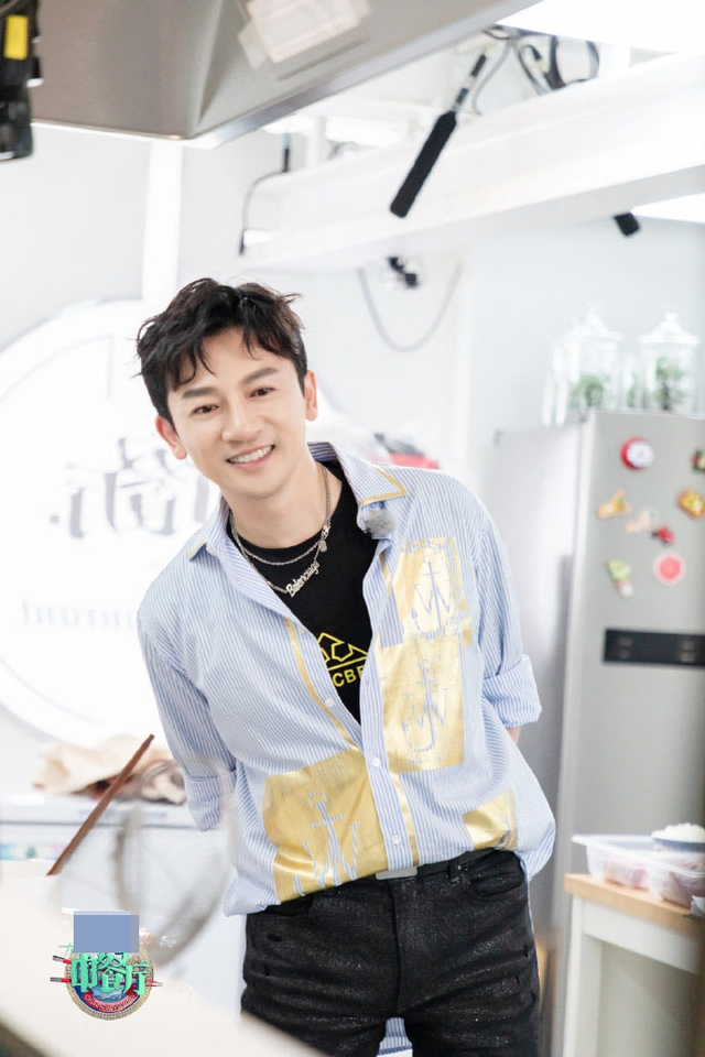 苏有朋衬衫与西服无缝切换 戴墨镜露满满元气笑容显年轻_新浪图片