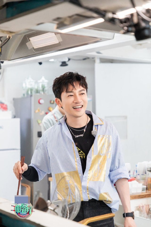 苏有朋衬衫与西服无缝切换 戴墨镜露满满元气笑容显年轻_新浪图片