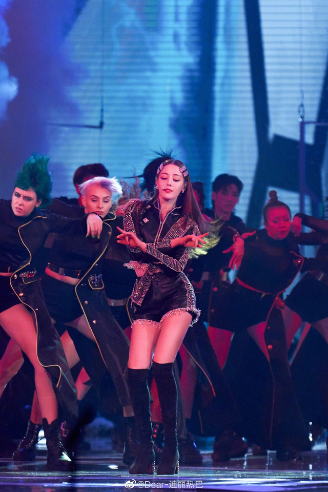 组图:2020跨年名场面!TF合体王一博水中唱跳肖战张艺兴合唱