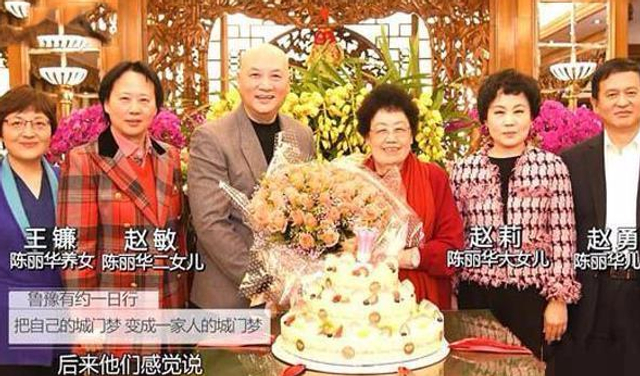 组图:“唐僧”与陈丽华结婚28年恩爱如初 搂腰搀扶擦汗超贴心