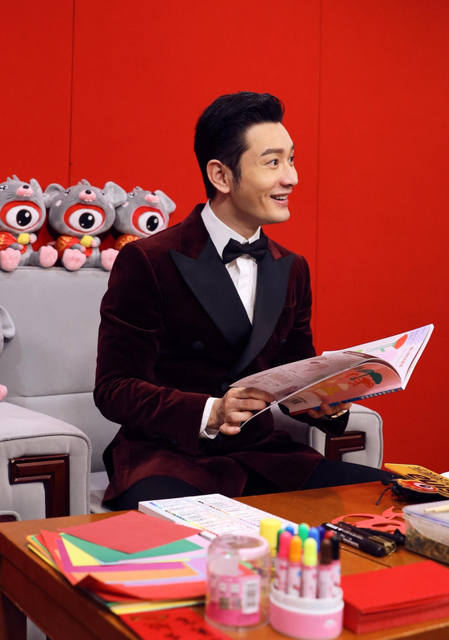 组图：黄晓明酒红色丝绒西服亮相专访 梳背头霸道总裁范儿十足