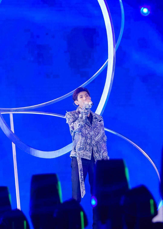 组图:2020跨年名场面!TF合体王一博水中唱跳肖战张艺兴合唱