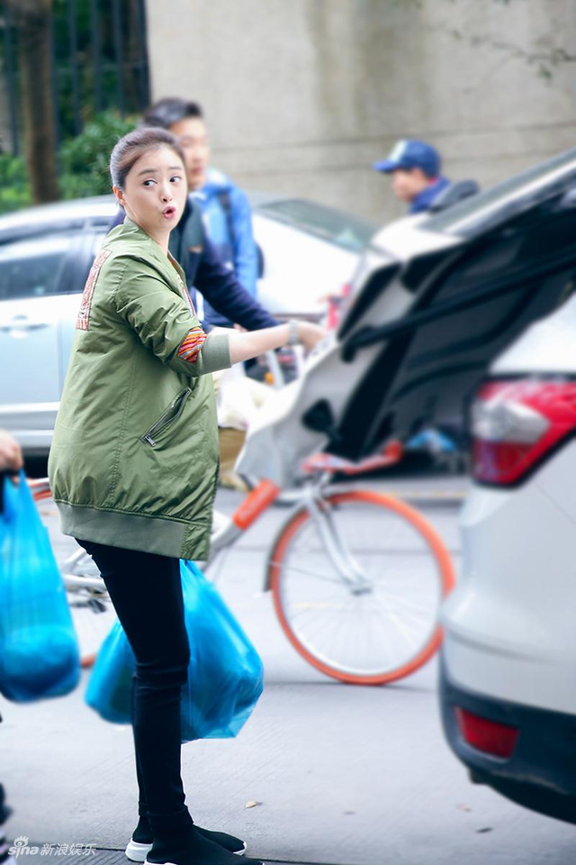 蒋欣买菜手提肩扛变女汉子_新浪图片