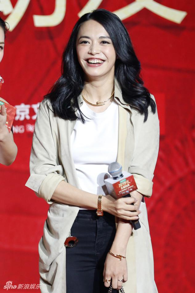 任嘉伦西装帅气姚晨大笑心情好