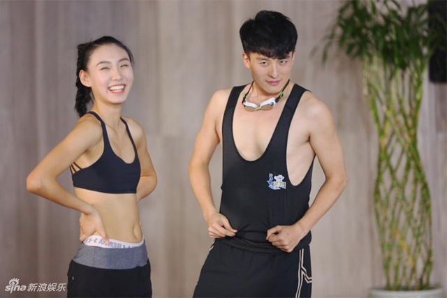 李菲儿被梁译木横抱 与孙艺洲水中嬉戏_新浪图片