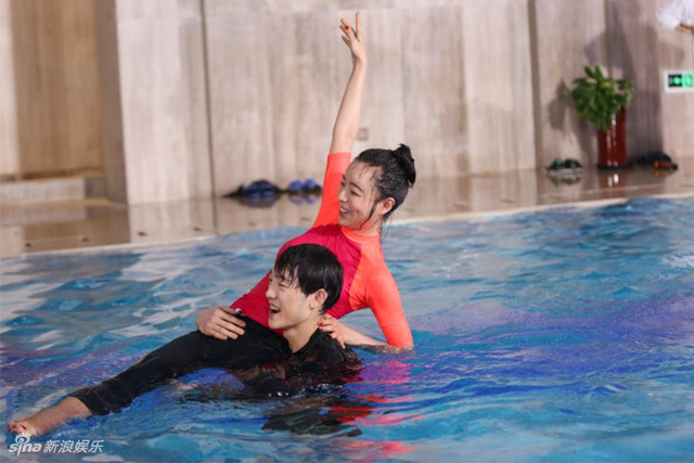 李菲儿被梁译木横抱 与孙艺洲水中嬉戏_新浪图片