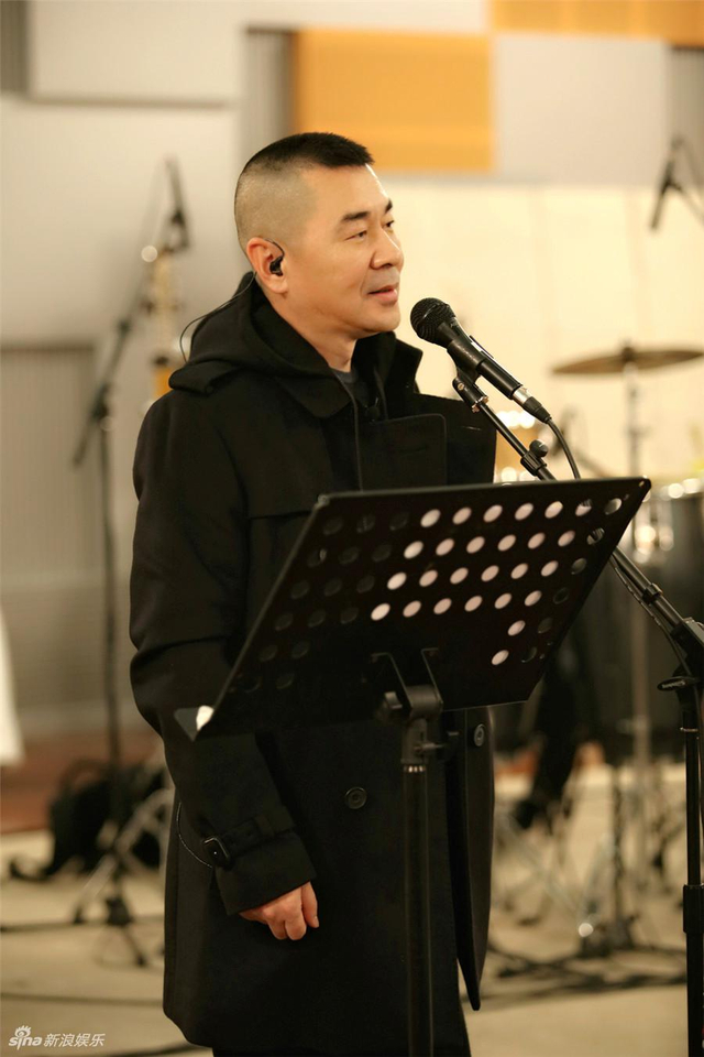 四郎也是摇滚青年 47岁陈建斌练歌发型有点酷 新浪图片 四郎也是摇滚青年 47岁陈建斌练歌发型有点酷 新浪图片