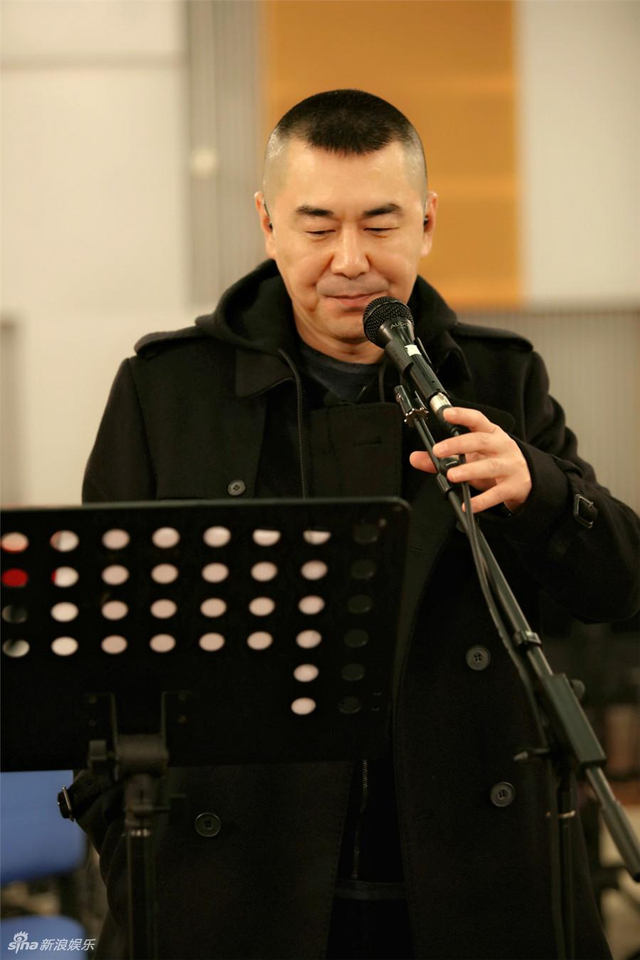 四郎也是摇滚青年 47岁陈建斌练歌发型有点酷 新浪图片 四郎也是摇滚青年 47岁陈建斌练歌发型有点酷 新浪图片