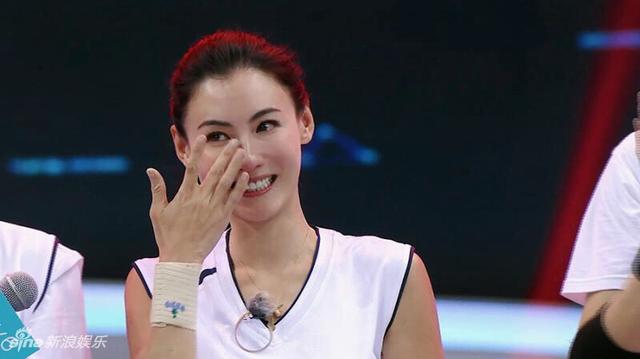 张柏芝变女排迷妹激动落泪