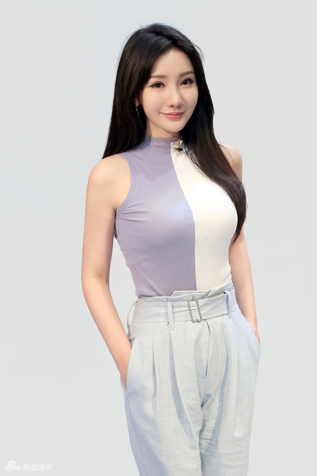 柳岩穿衣保守散发知性气质