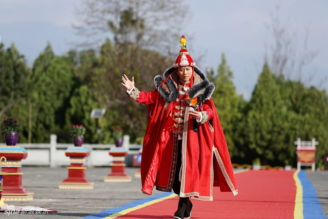 邓超变国王红色披风华丽亮眼
