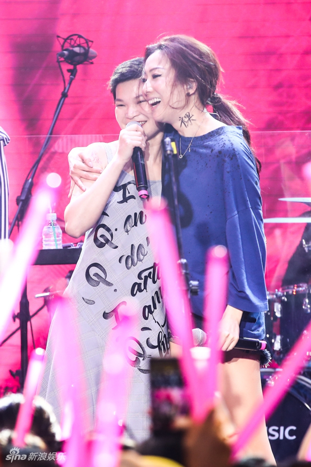 郑秀文音乐会苏运莹助阵