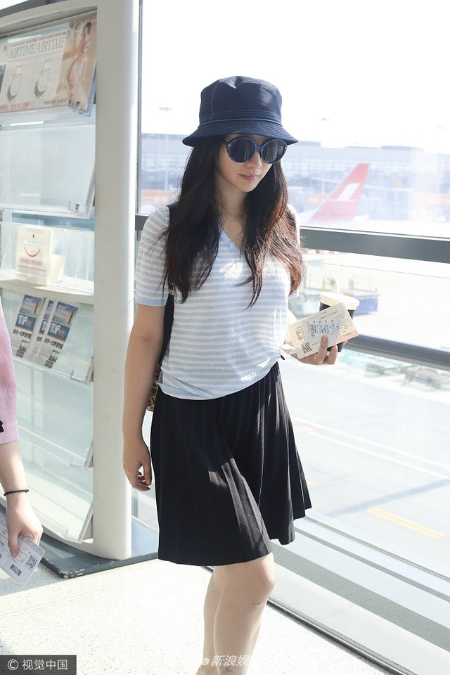 柳岩素颜现身穿着朴素