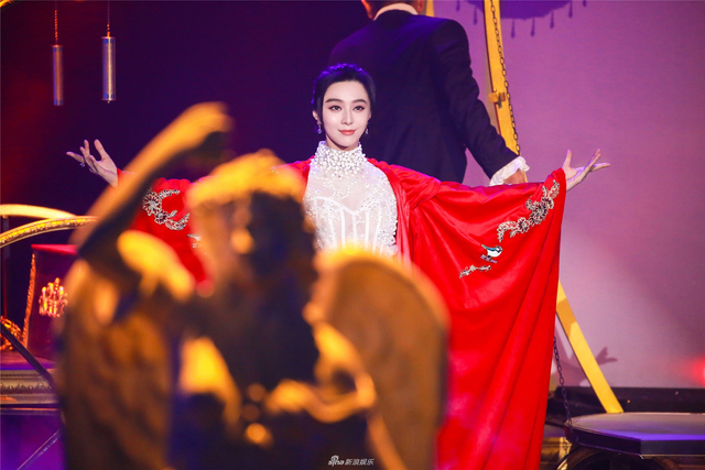 组图：美出新高度！范冰冰白色蕾丝短裙秀美腿 拖地头纱似小仙女