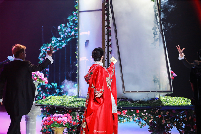 组图：美出新高度！范冰冰白色蕾丝短裙秀美腿 拖地头纱似小仙女