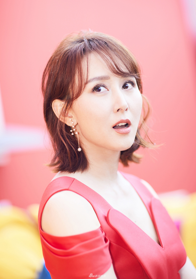 胡静露肩红裙尽显雪肌