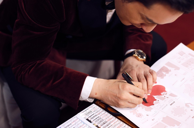 组图：黄晓明酒红色丝绒西服亮相专访 梳背头霸道总裁范儿十足