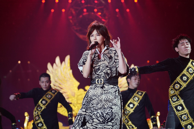 组图:2020跨年名场面!TF合体王一博水中唱跳肖战张艺兴合唱